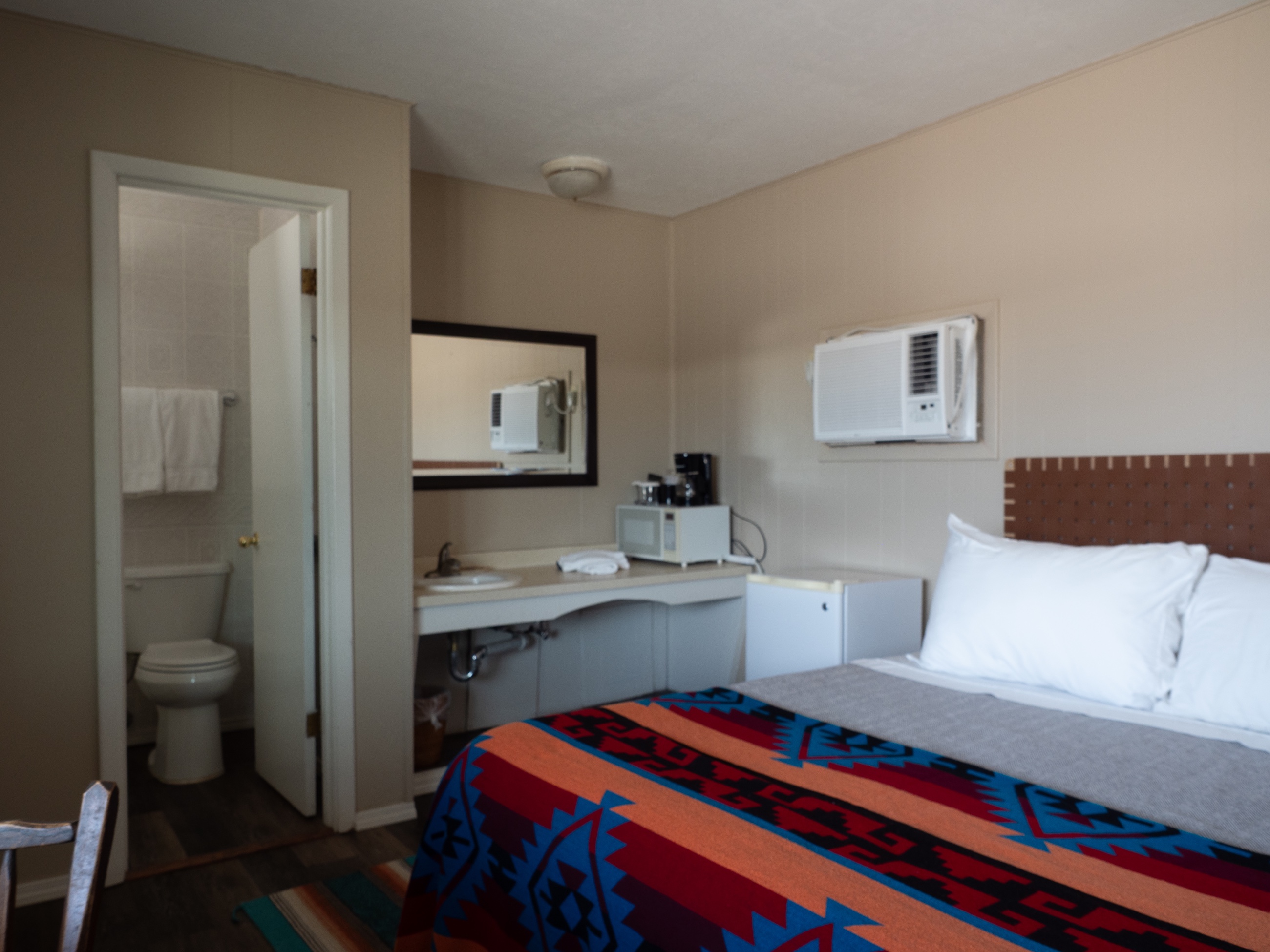 Single queen room at Magdalena Motor Inn
